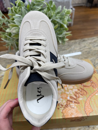 Very G Retro Beige Sneakers